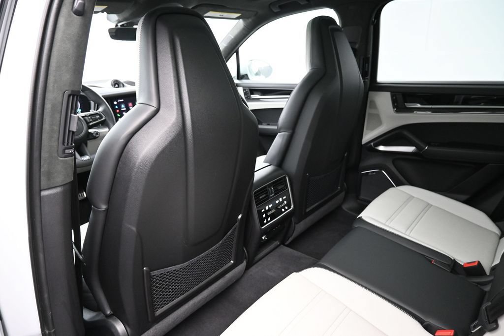Certified 2025 Porsche Cayenne Turbo AWD/4WD image 8