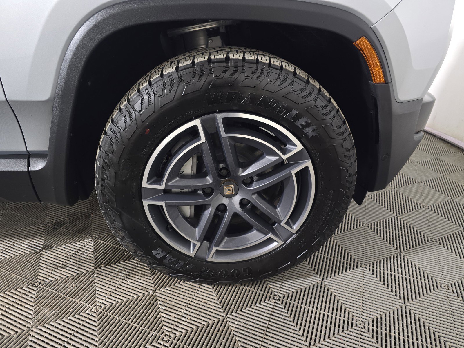 Used 2025 Rivian R1T Adventure image 11