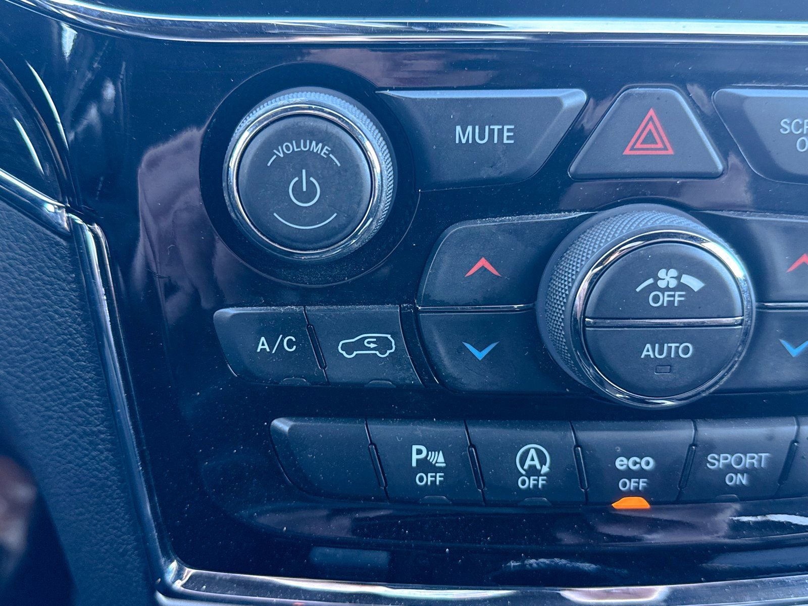 Used 2020 Jeep Grand Cherokee Overland AWD/4WD image 31