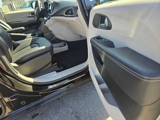 Used 2024 Chrysler Pacifica Touring-L FWD image 10