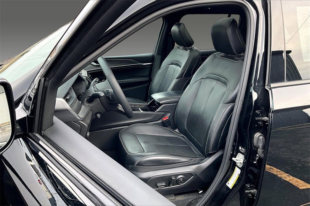 Used 2023 Jeep Grand Cherokee Overland w/ MOPAR Finishing Package image 14