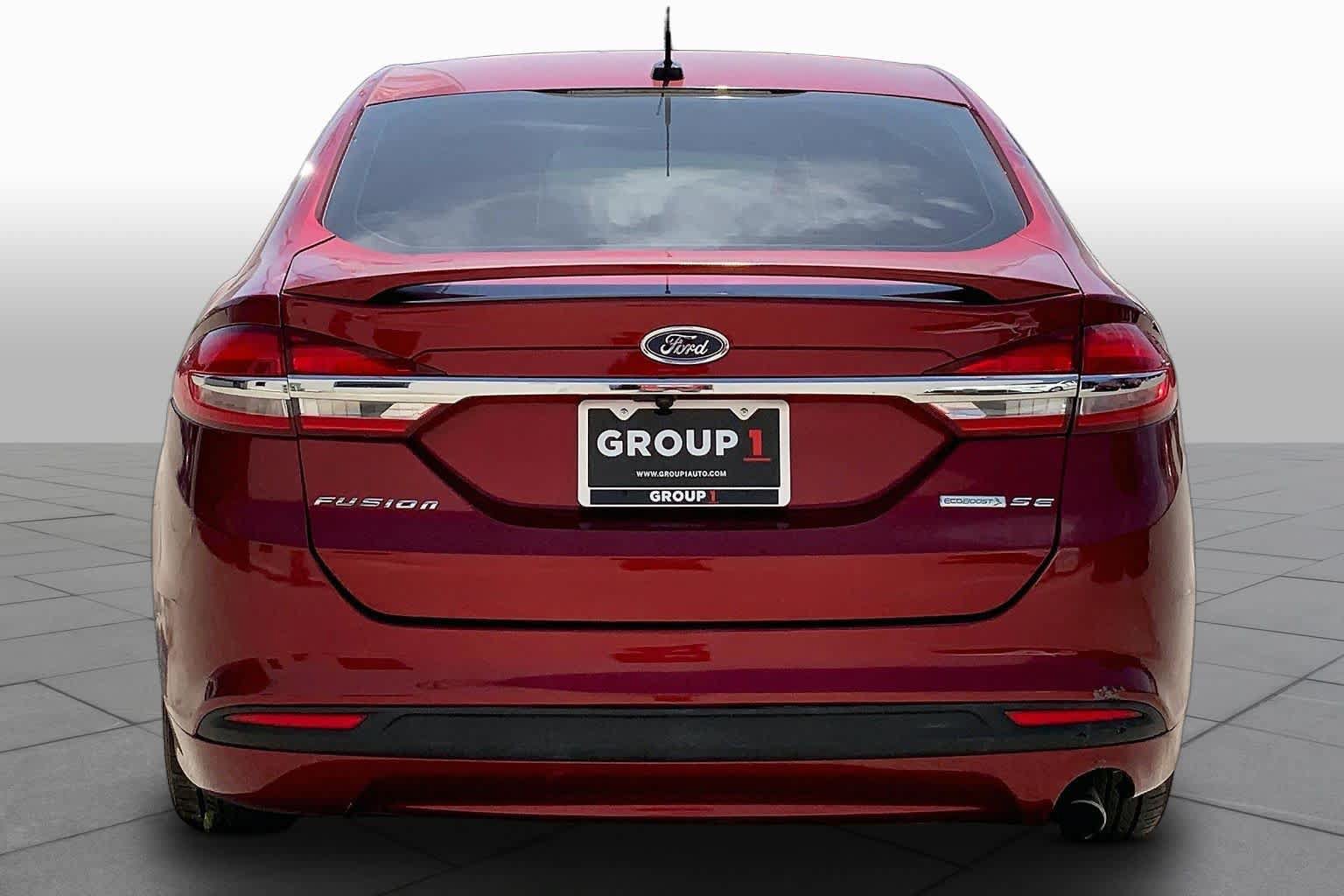 Used 2018 Ford Fusion SE w/ Fusion SE Technology Package FWD image 5