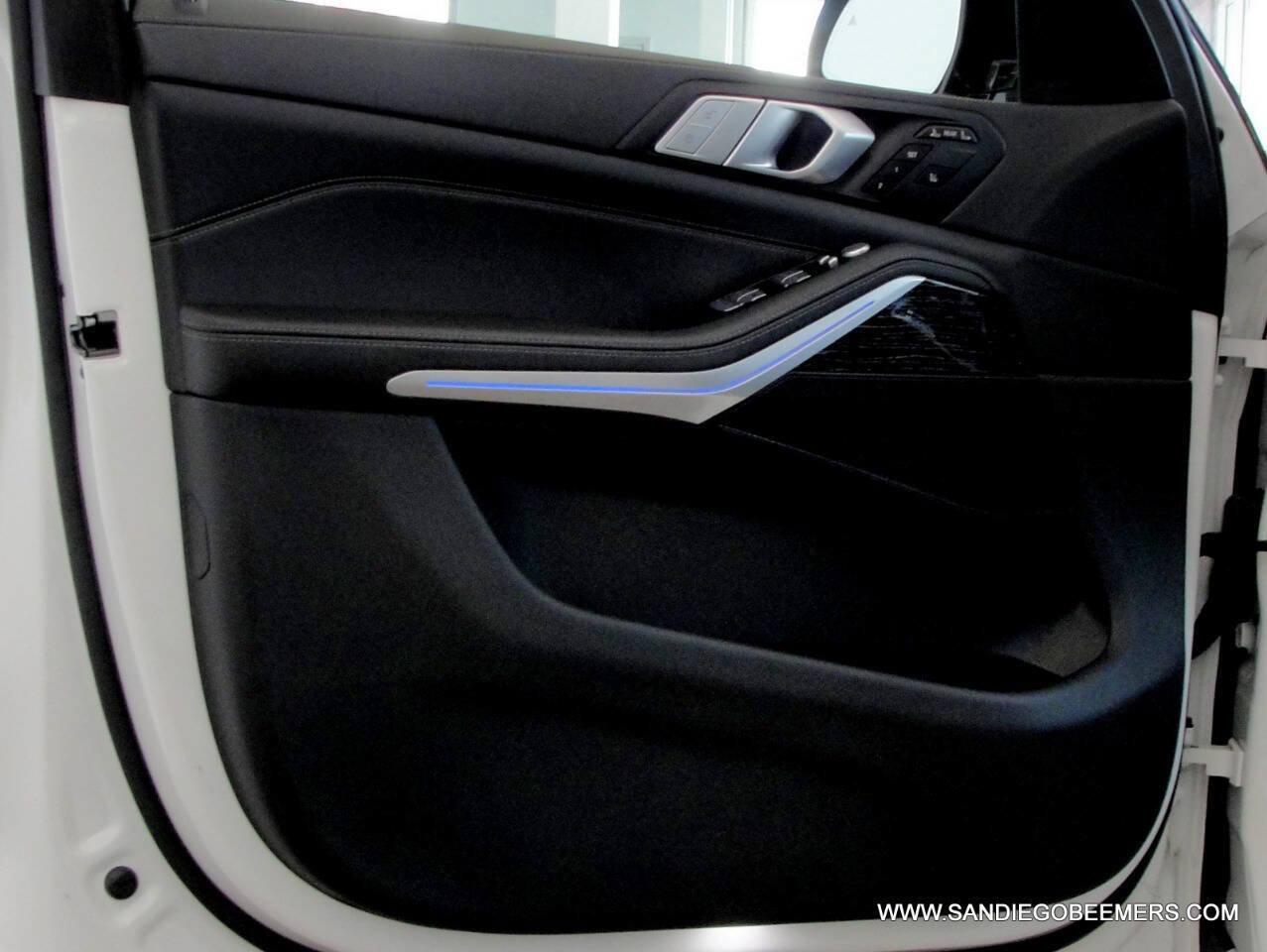 Used 2022 BMW X7 xDrive40i w/ M Sport Package AWD/4WD image 6