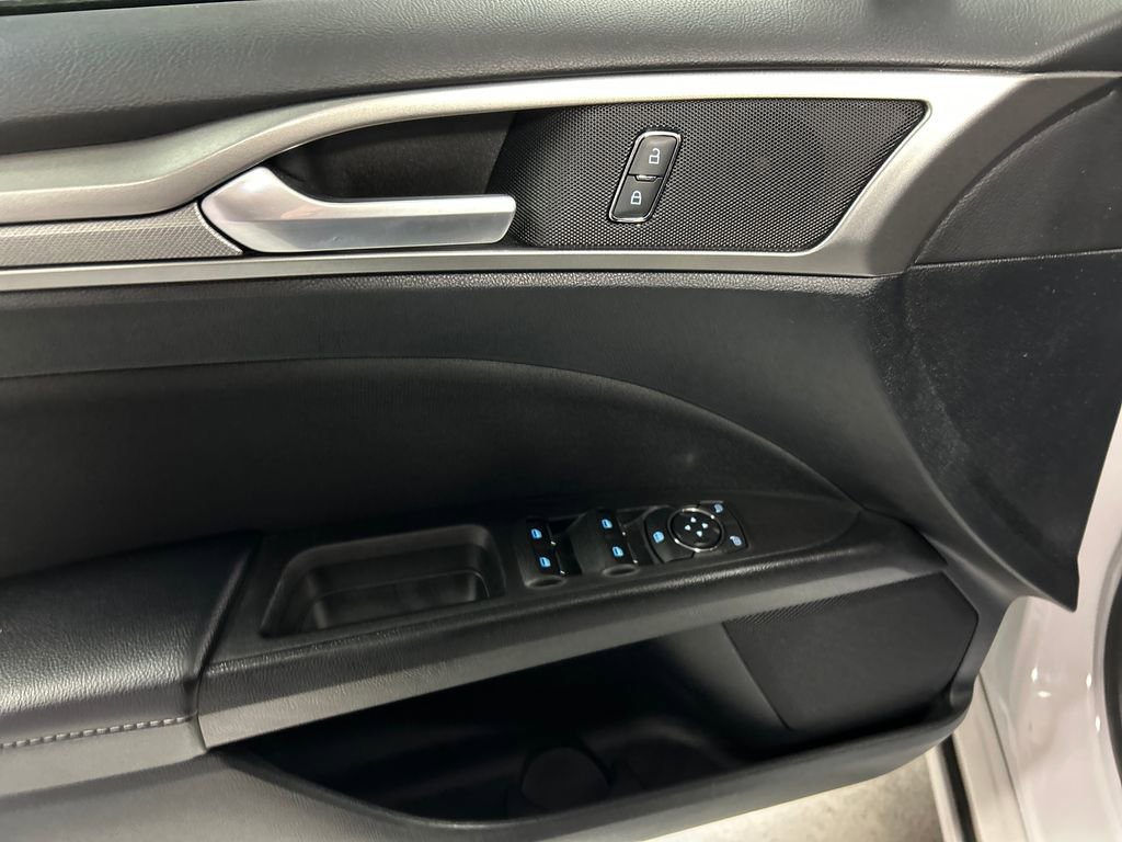 Used 2018 Ford Fusion SE w/ Fusion SE Technology Package image 13