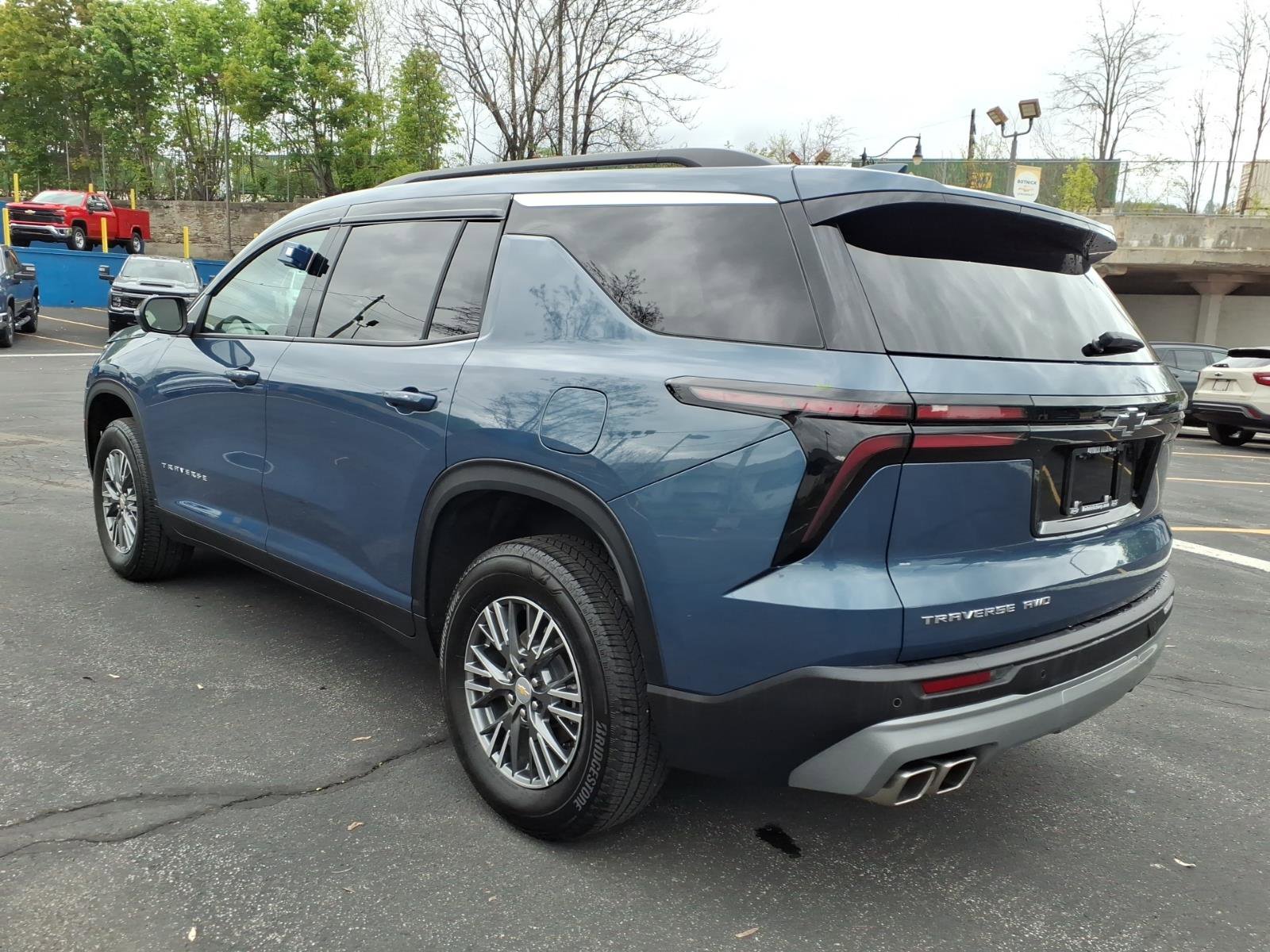 Used 2025 Chevrolet Traverse LT w/ Driver Confidence Package AWD/4WD image 5