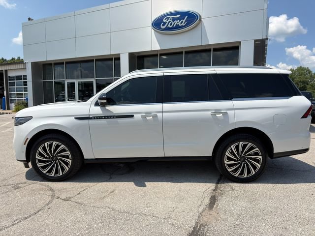 Used 2025 Lincoln Navigator Black Label AWD/4WD image 4