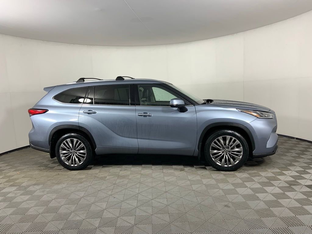 Used 2020 Toyota Highlander Platinum AWD/4WD image 2