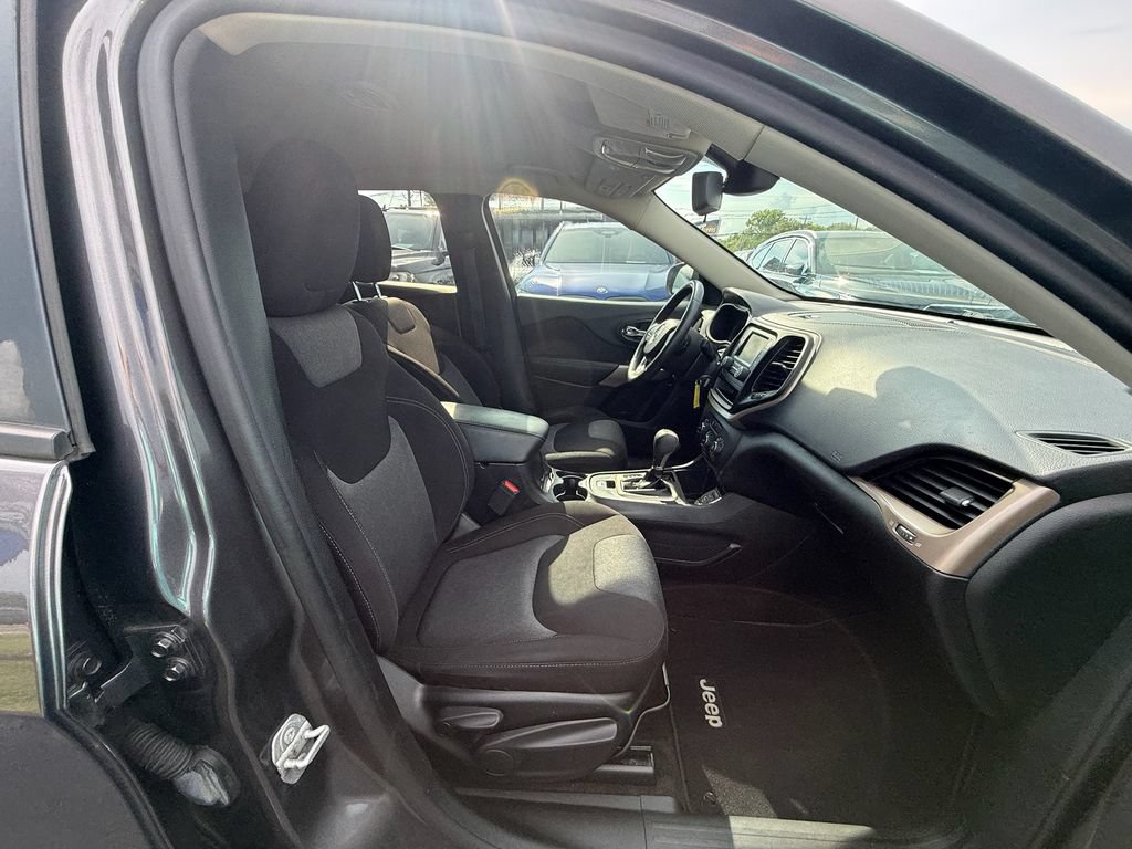 Used 2018 Jeep Cherokee Latitude w/ Altitude Package FWD image 23