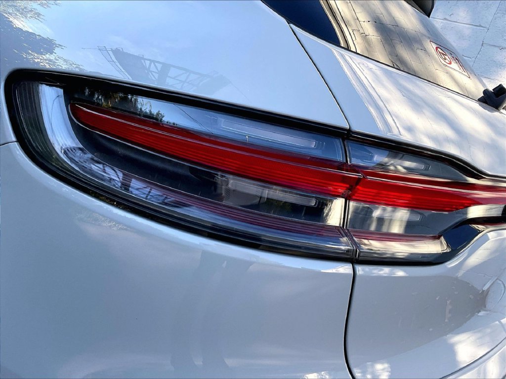 Certified 2023 Porsche Macan AWD/4WD image 29