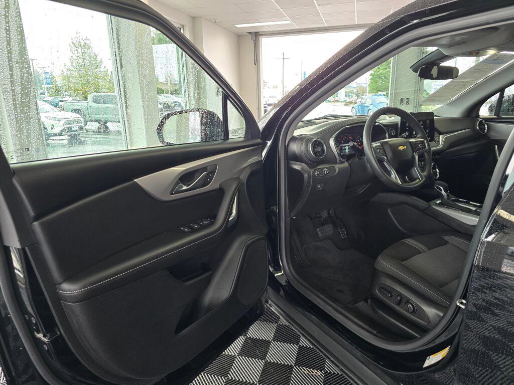 Used 2025 Chevrolet Blazer LT image 33