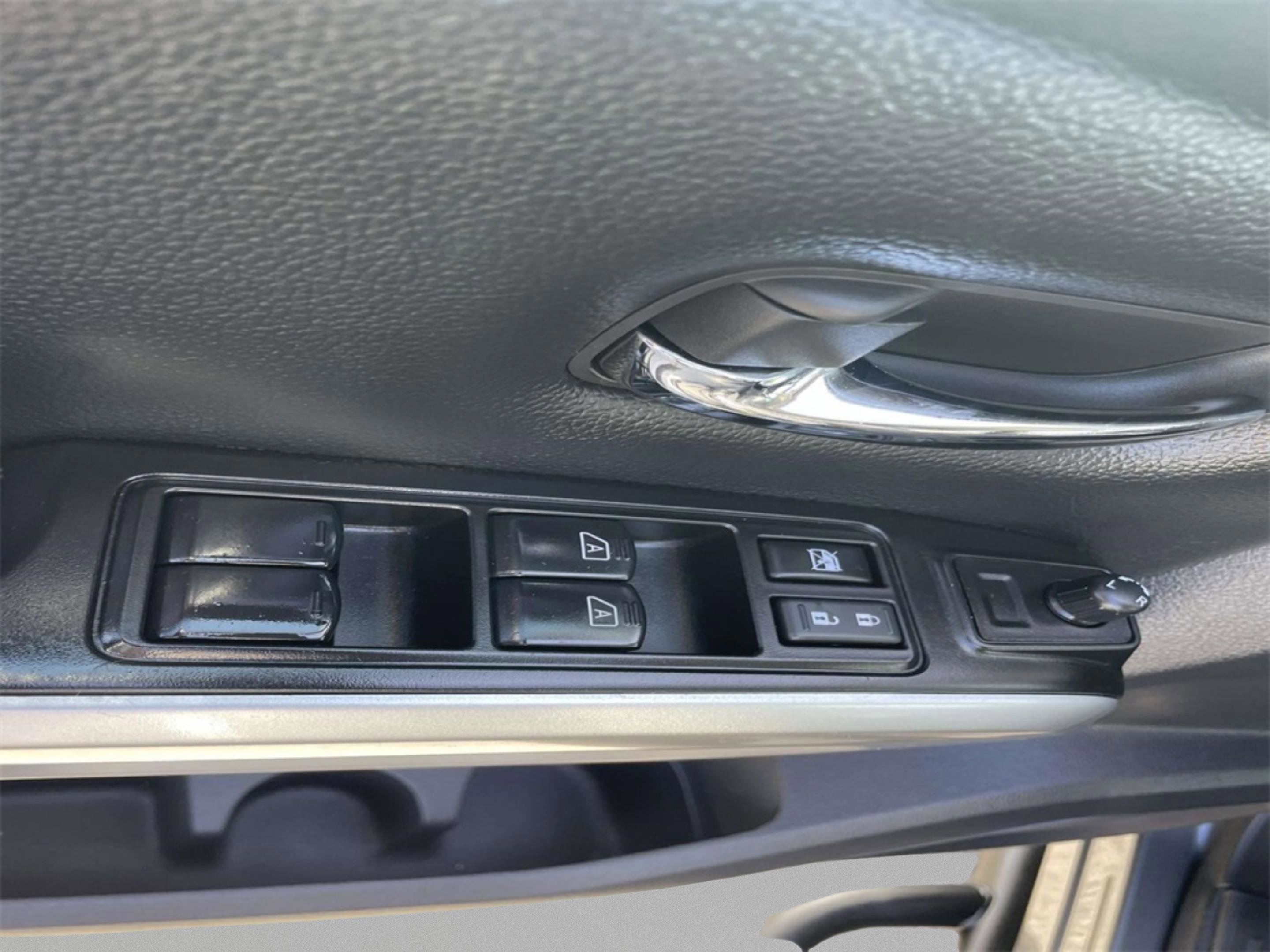 Used 2024 Nissan Titan SV w/ SV Convenience Package image 18