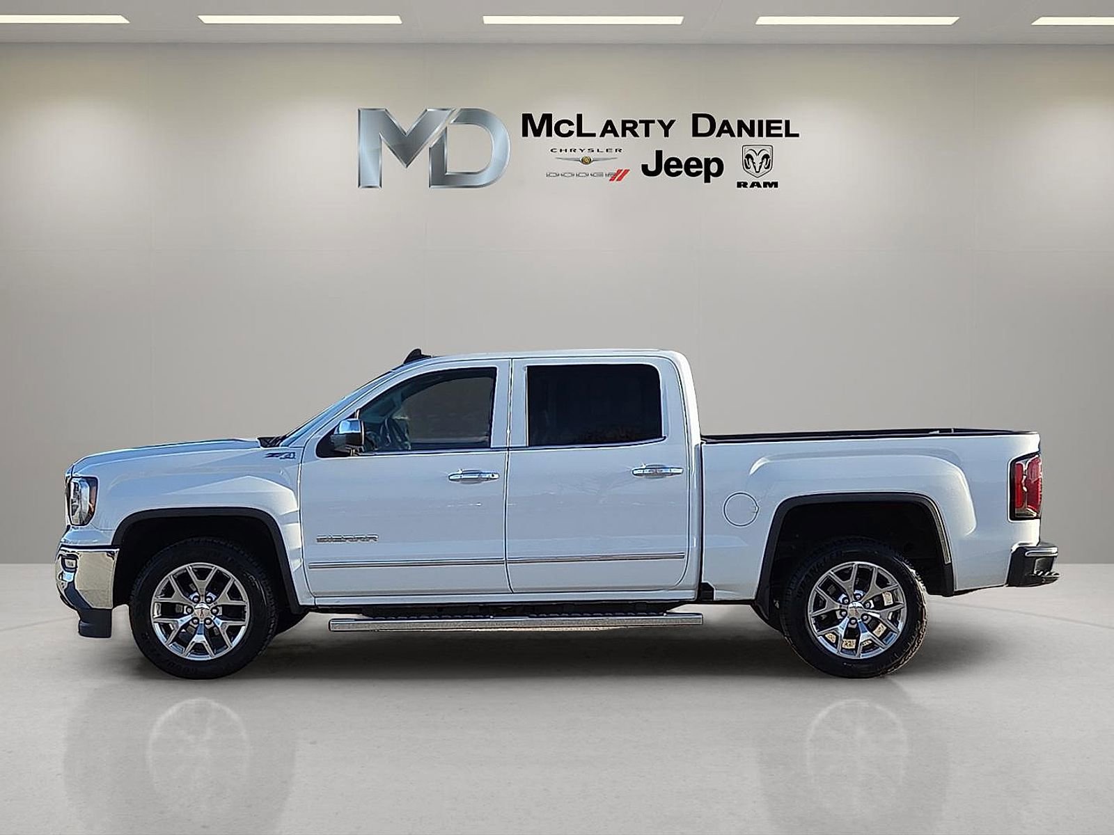 Used 2018 GMC Sierra 1500 SLT w/ SLT Premium Package image 3