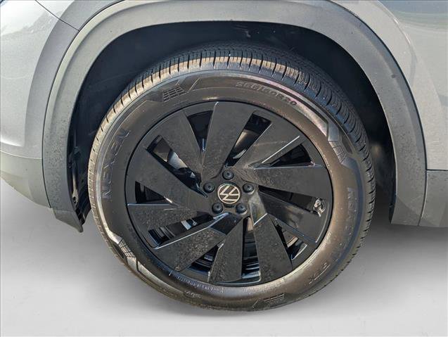 Certified 2025 Volkswagen Atlas Cross Sport SE w/ Panoramic Sunroof Package image 26