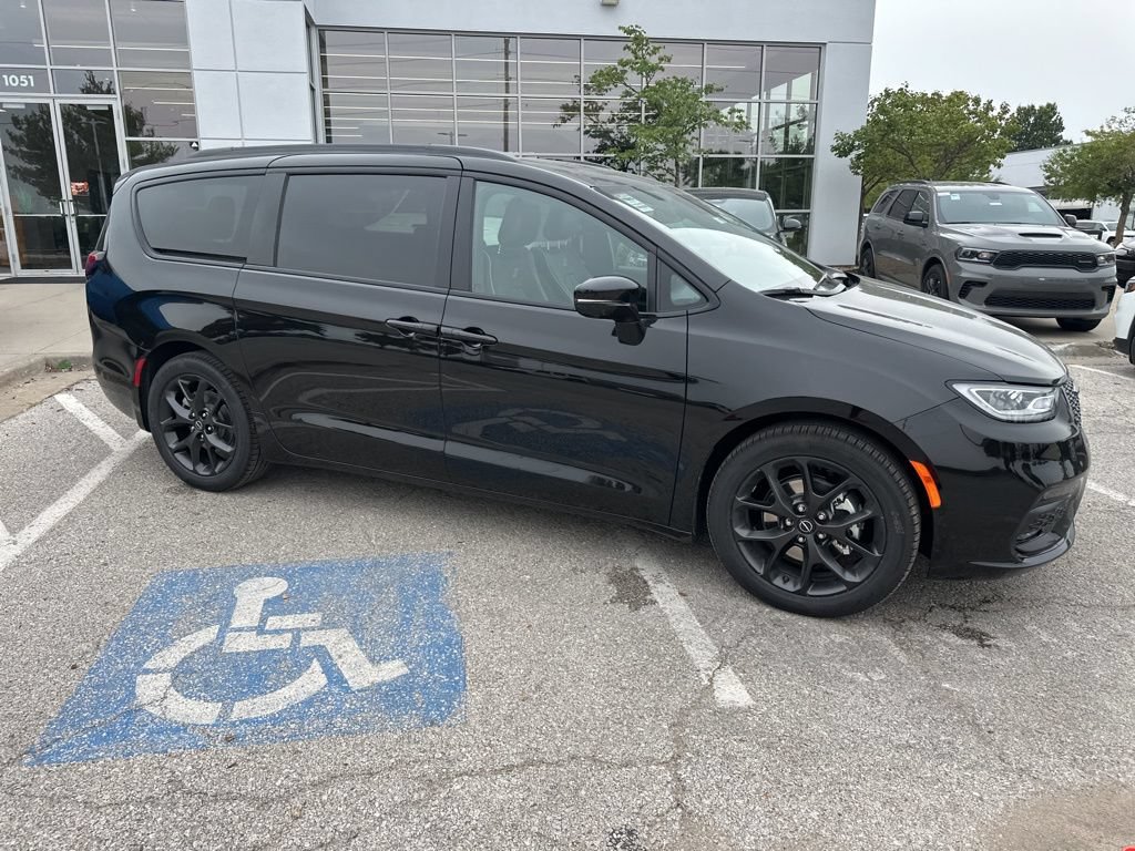 New 2026 Chrysler Pacifica Limited w/ S Appearance Package FWD image 40