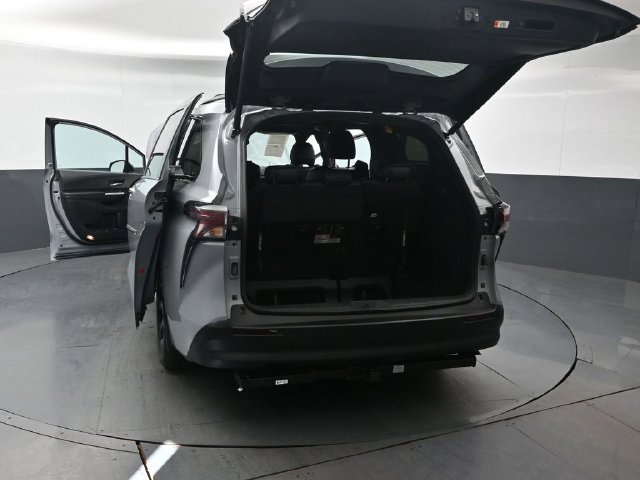 Used 2025 Toyota Sienna XLE Woodland Edition AWD/4WD image 57