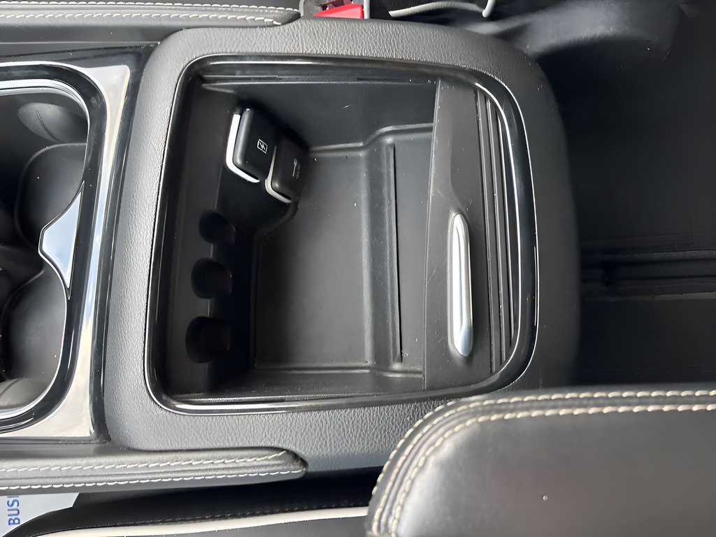 Used 2025 Chrysler Pacifica Limited FWD image 37