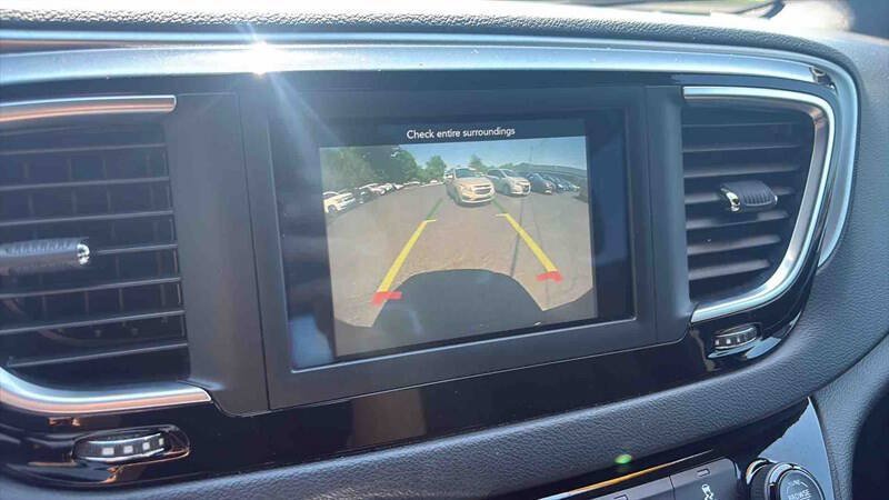 Used 2020 Chrysler Pacifica Touring w/ S Appearance Package FWD image 13