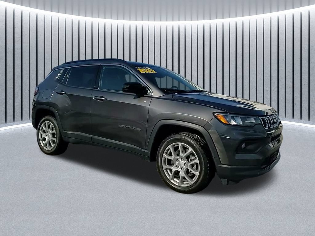 Used 2023 Jeep Compass Latitude AWD/4WD image 3