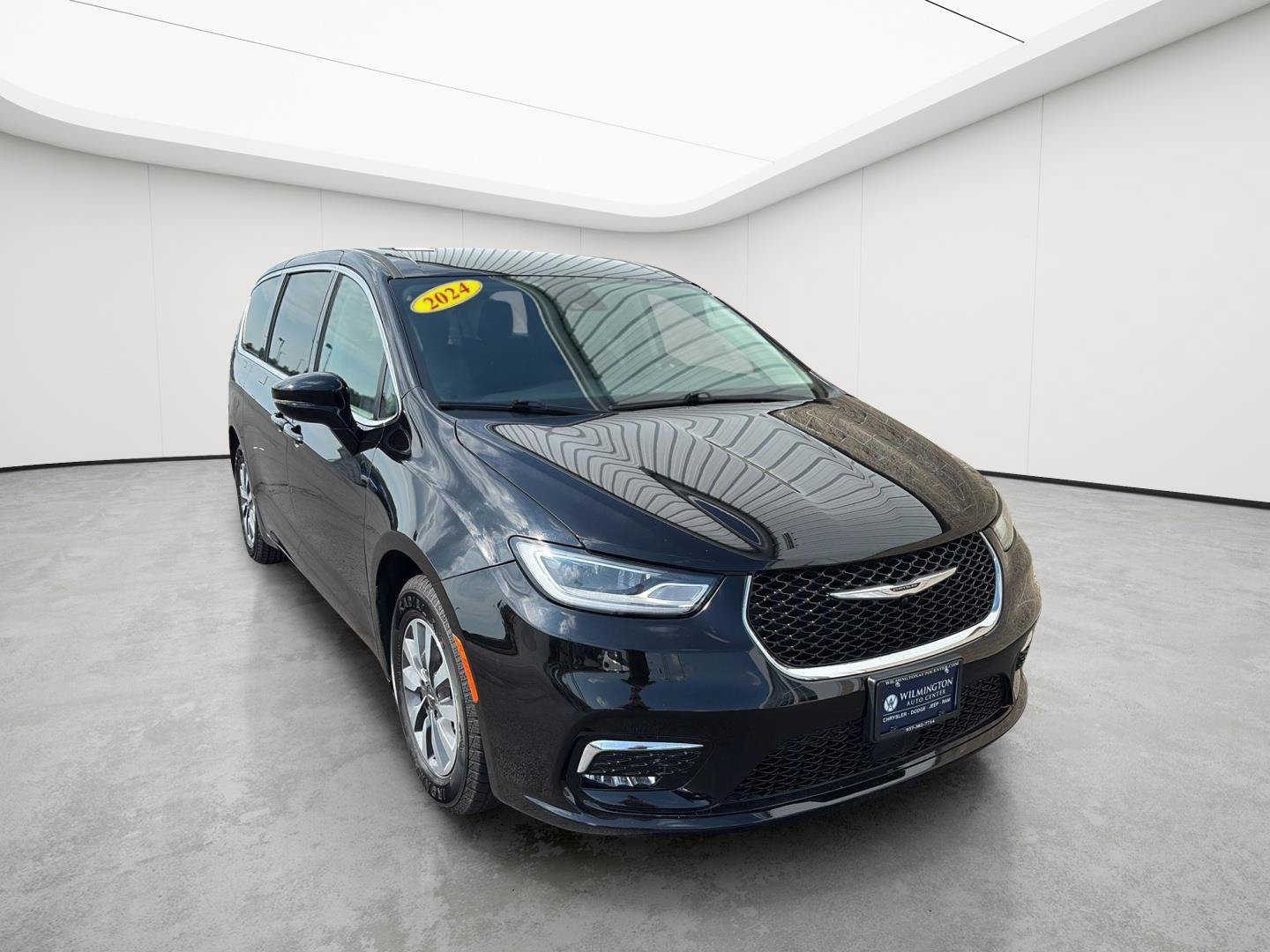 Used 2024 Chrysler Pacifica Limited FWD image 2