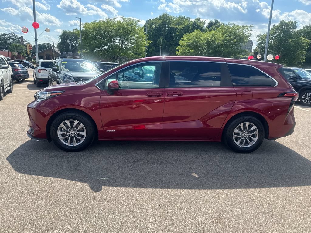 Used 2021 Toyota Sienna LE AWD/4WD image 4