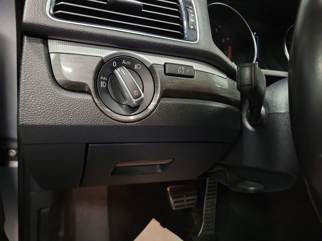 Used 2017 Volkswagen Passat 1.8T SEL Premium image 21