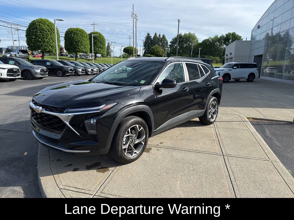 Used 2025 Chevrolet Trax LT w/ LT Convenience Package FWD image 12