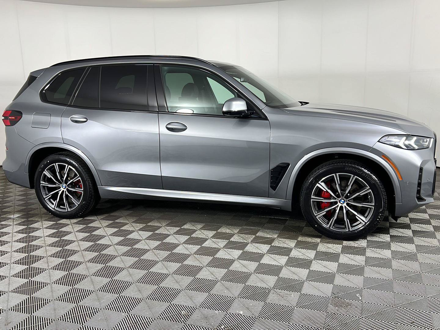 Certified 2024 BMW X5 xDrive40i w/ M Sport Package AWD/4WD image 16