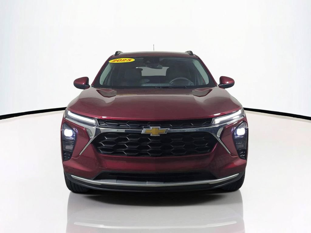 Used 2025 Chevrolet Trax LT FWD image 3