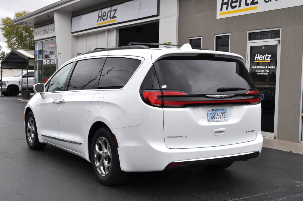 Used 2022 Chrysler Pacifica Limited image 4
