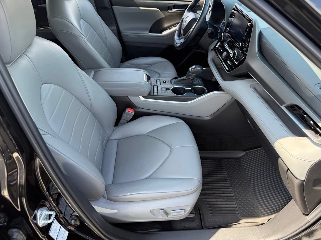 Used 2022 Toyota Highlander XLE AWD/4WD image 45