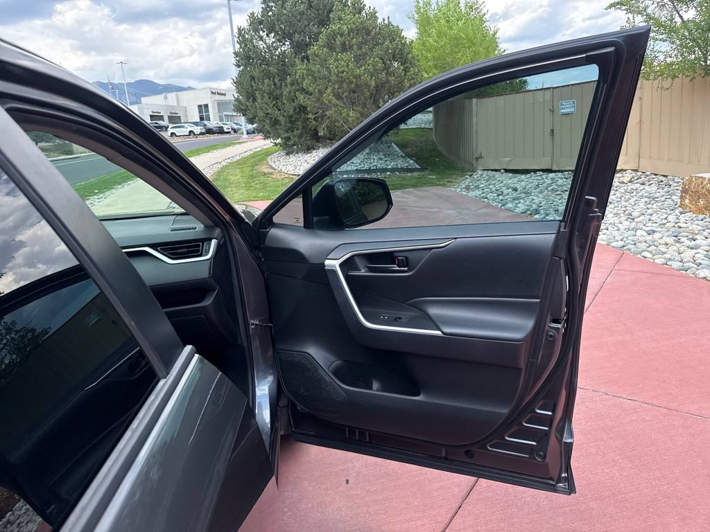 Used 2021 Toyota RAV4 LE AWD/4WD image 30