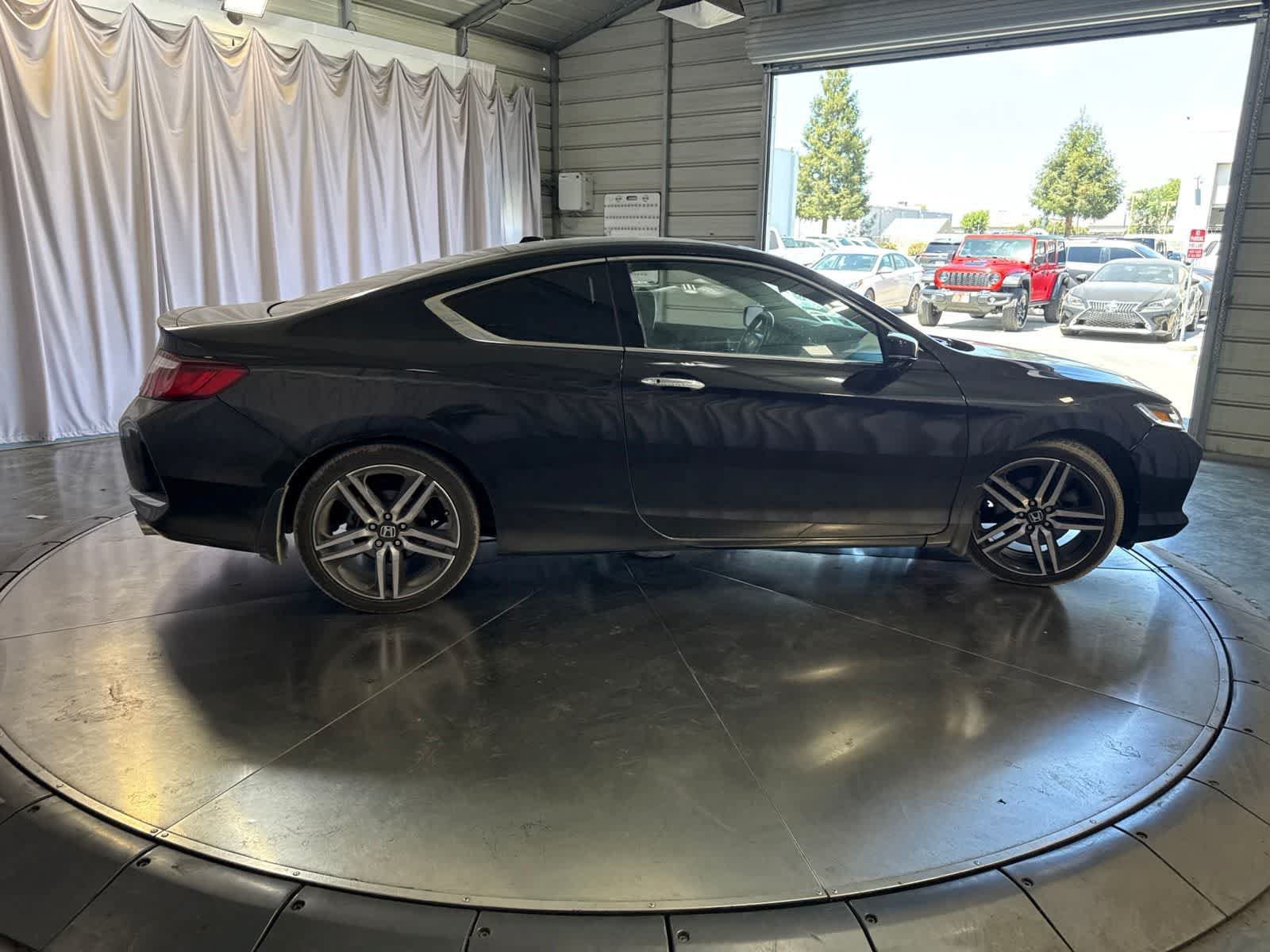 Used 2017 Honda Accord Touring image 4