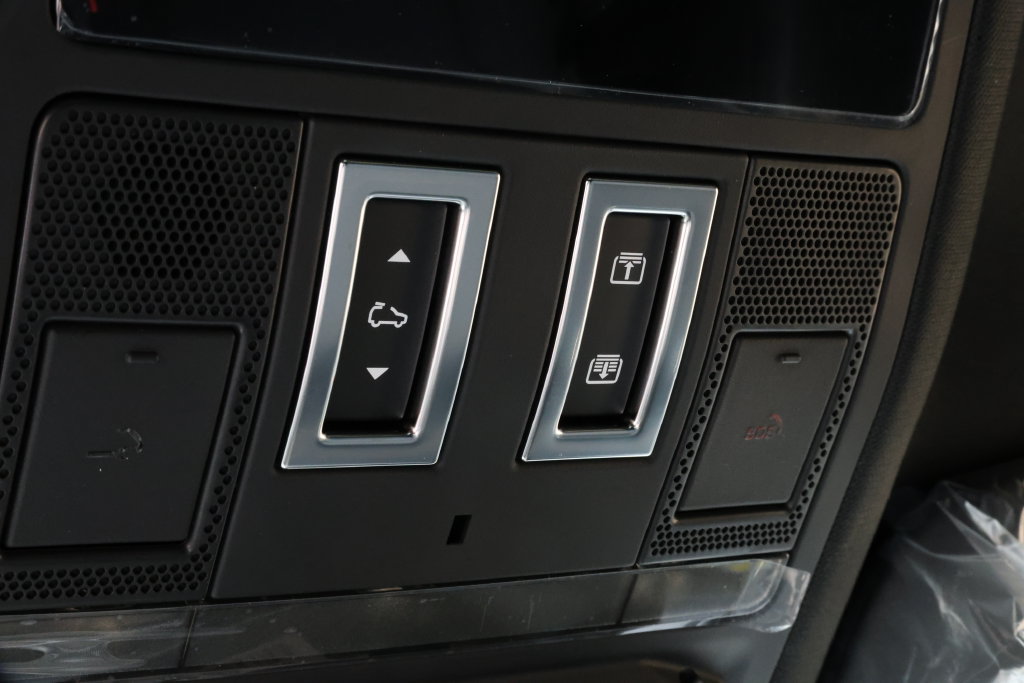 New 2026 Land Rover Defender 110 X-Dynamic SE AWD/4WD image 18