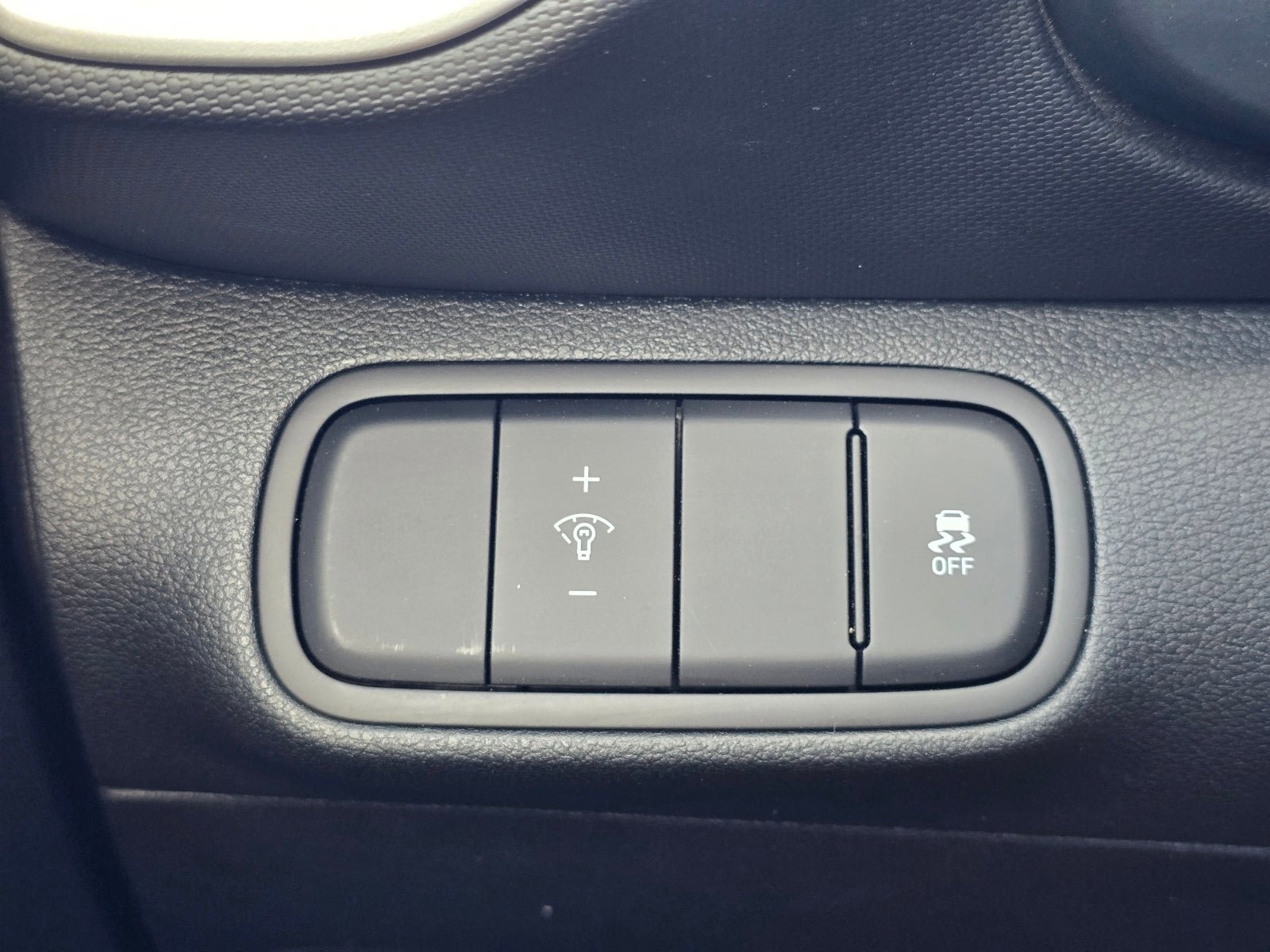 Used 2025 Hyundai Venue SEL FWD image 21