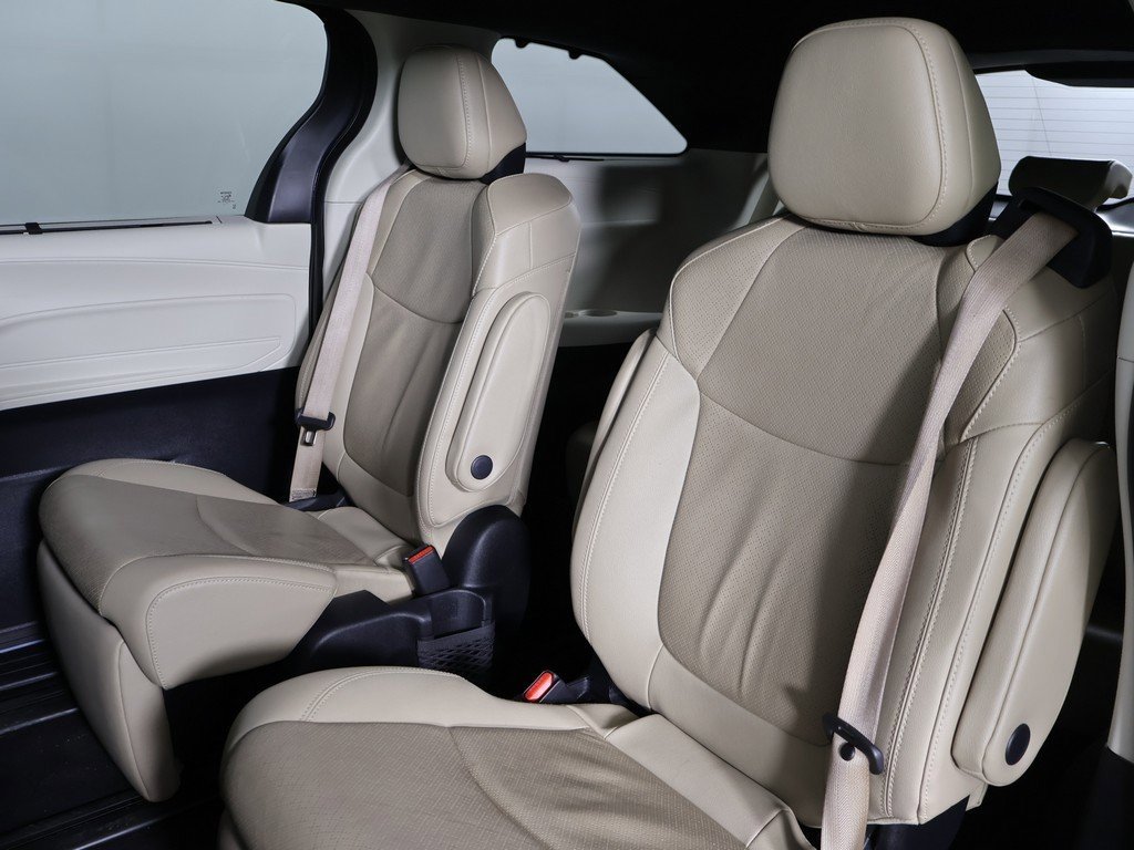 Used 2022 Toyota Sienna Limited image 31