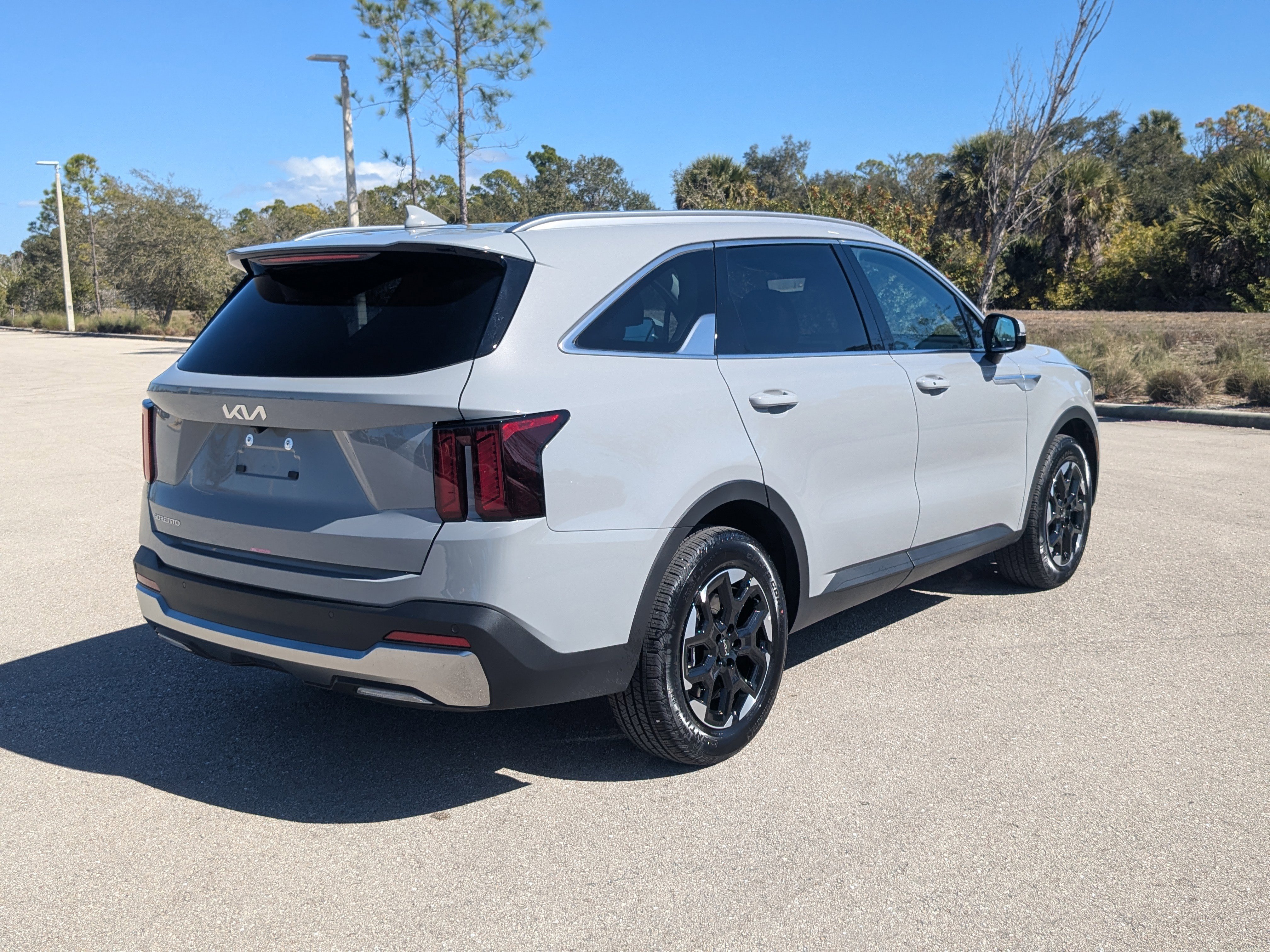 Certified 2025 Kia Sorento S w/ Panoramic Sunroof Package image 5