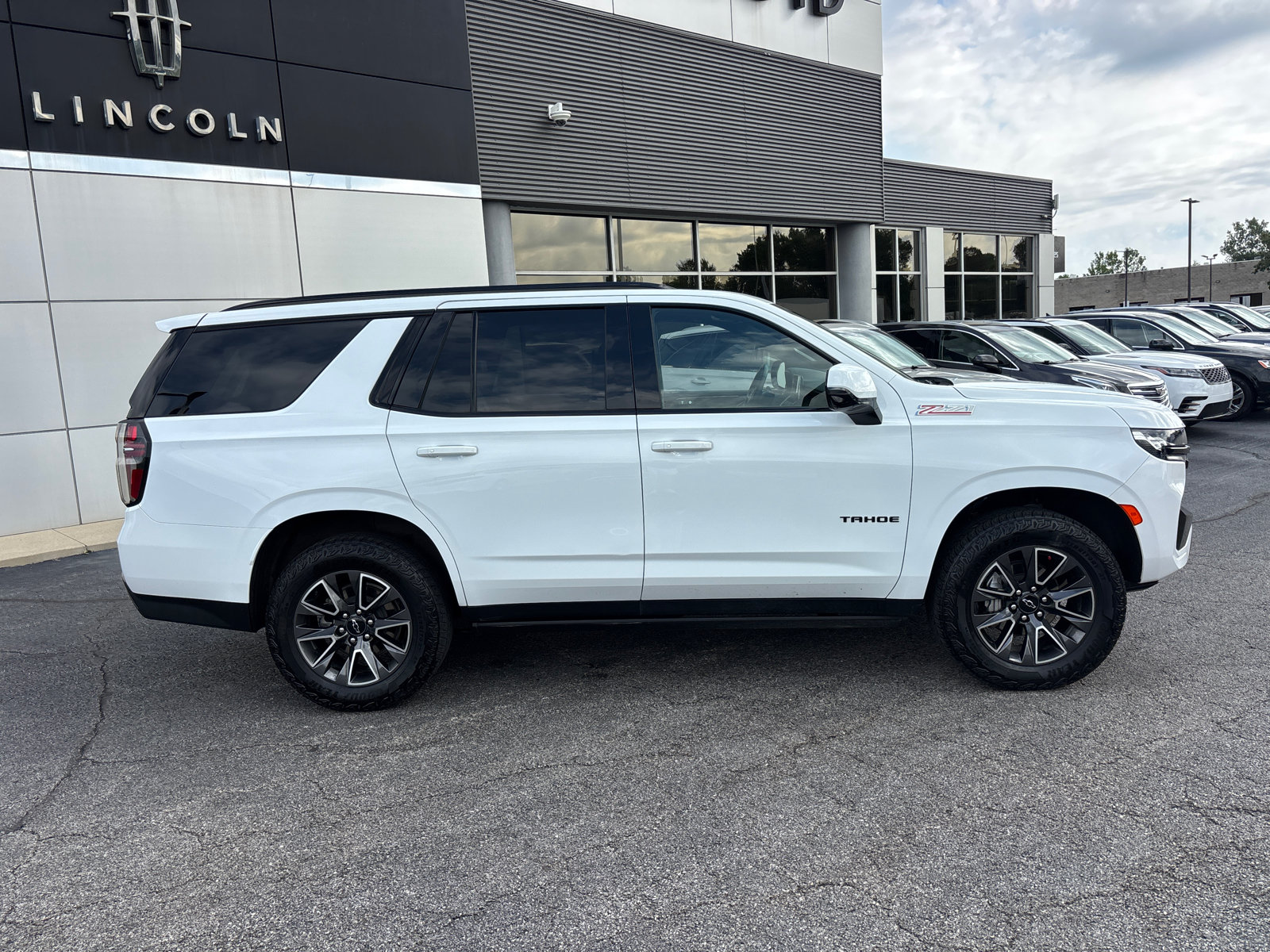 Used 2023 Chevrolet Tahoe Z71 w/ Luxury Package AWD/4WD image 8