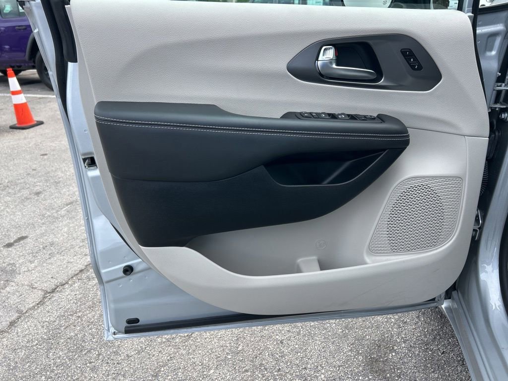 Used 2024 Chrysler Pacifica Touring-L image 34