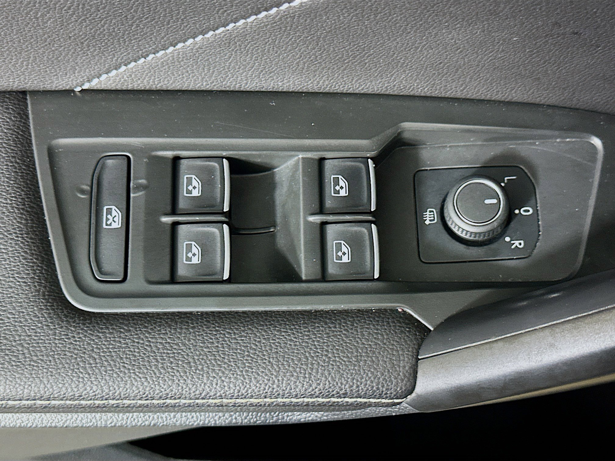 Used 2023 Volkswagen Tiguan SE image 15