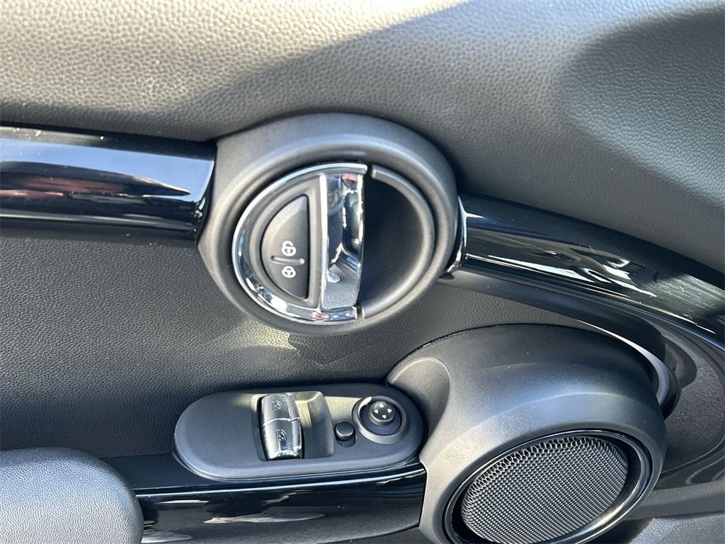 Used 2022 MINI Cooper SE image 15