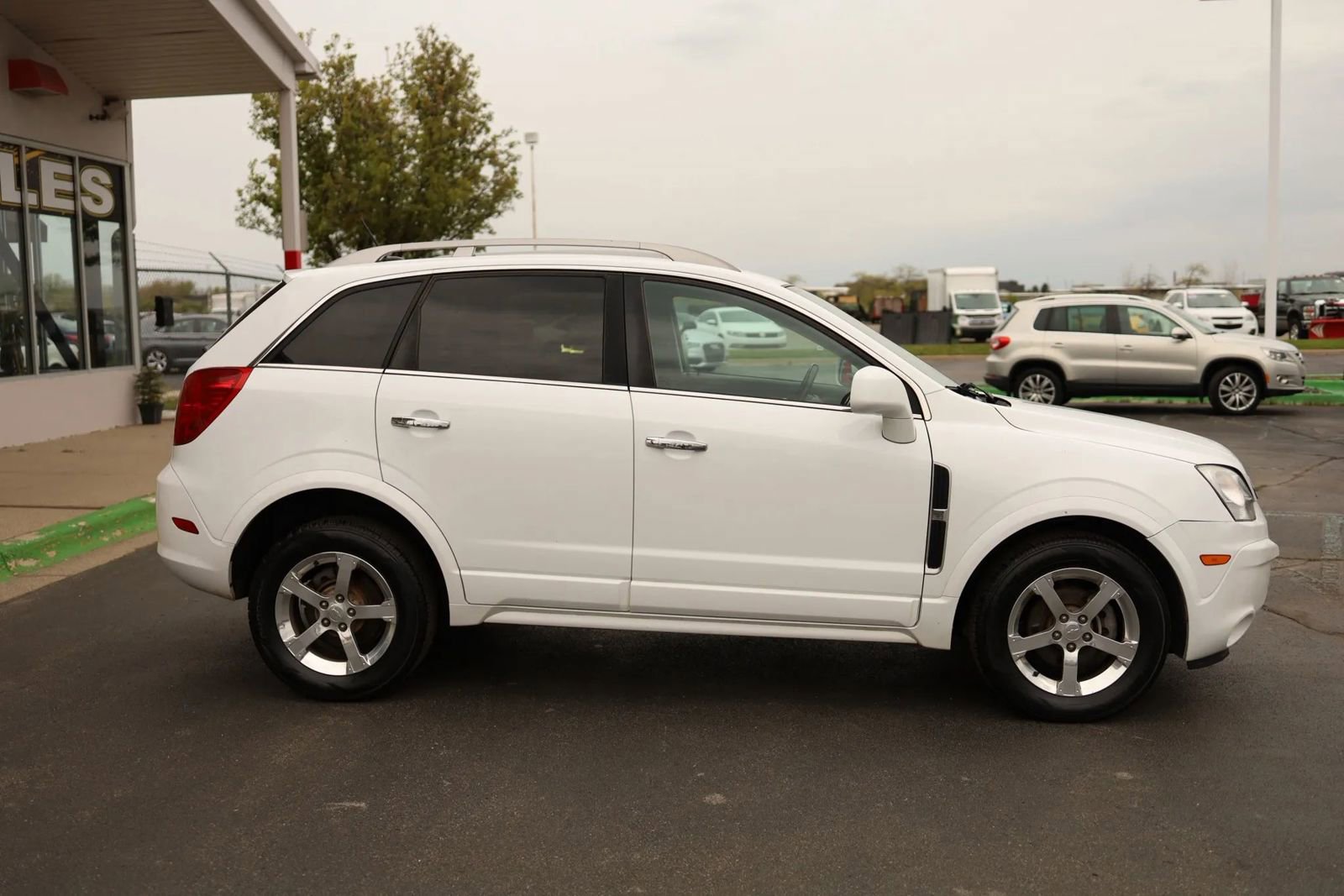 Used 2013 Chevrolet Captiva Sport LT FWD image 4