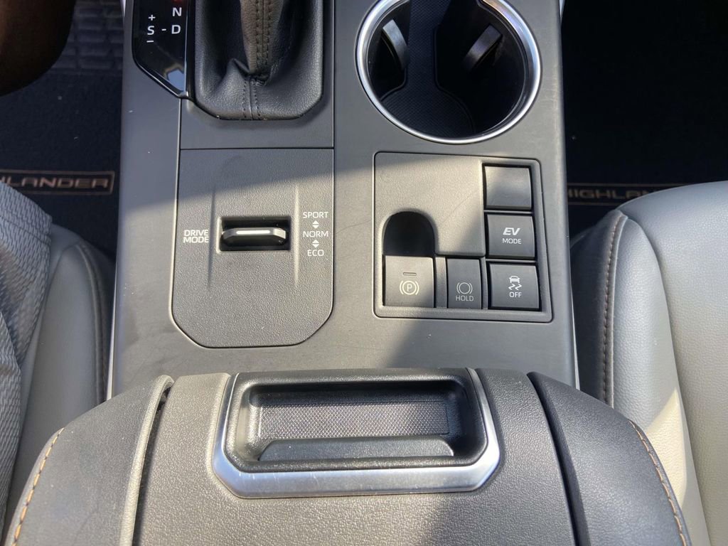Used 2023 Toyota Highlander Bronze Edition FWD image 29