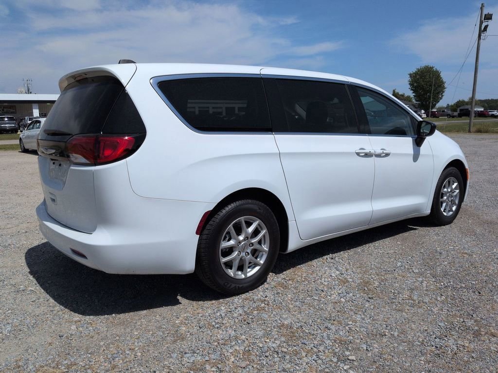 Used 2024 Chrysler Voyager LX FWD image 3