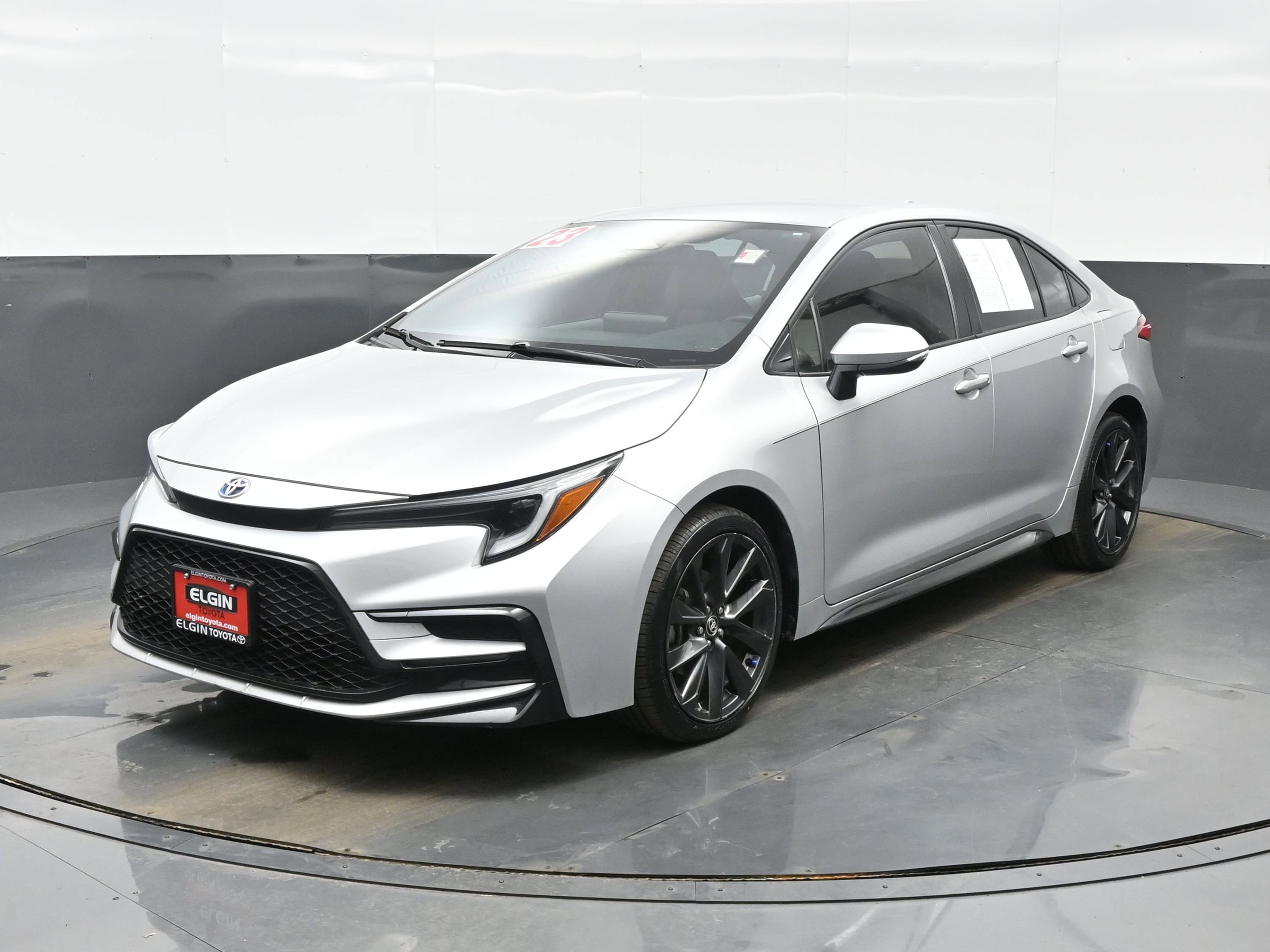 Used 2023 Toyota Corolla SE image 2