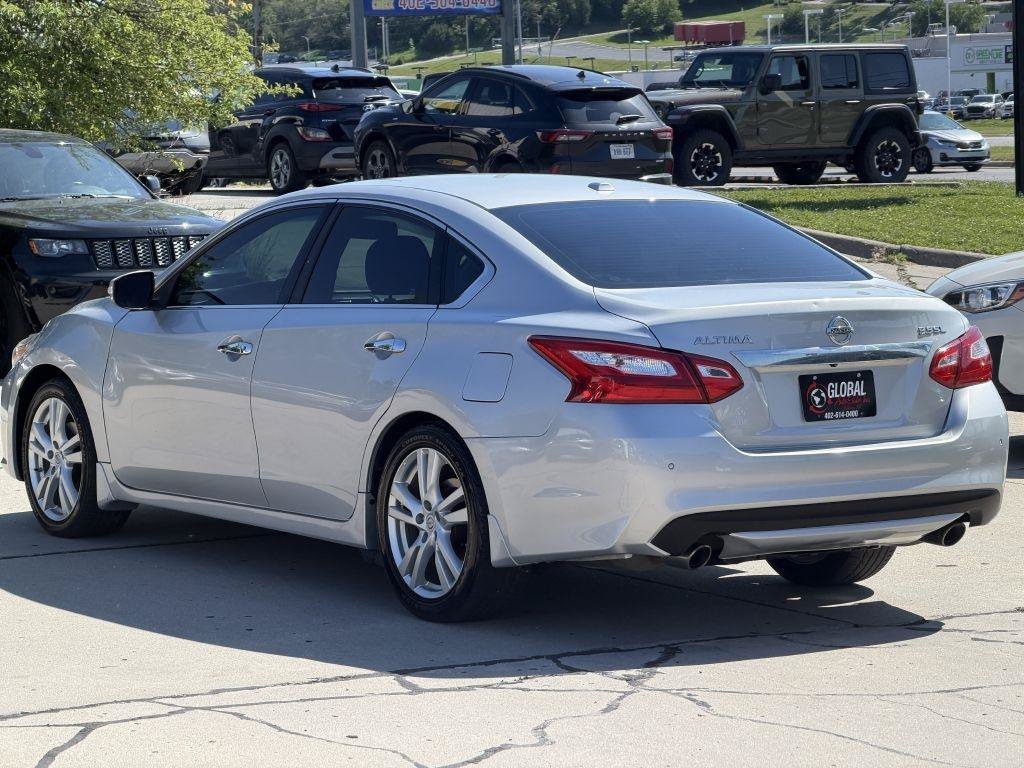 Used 2016 Nissan Altima 3.5 SL w/ 3.5 Technology Package FWD image 5