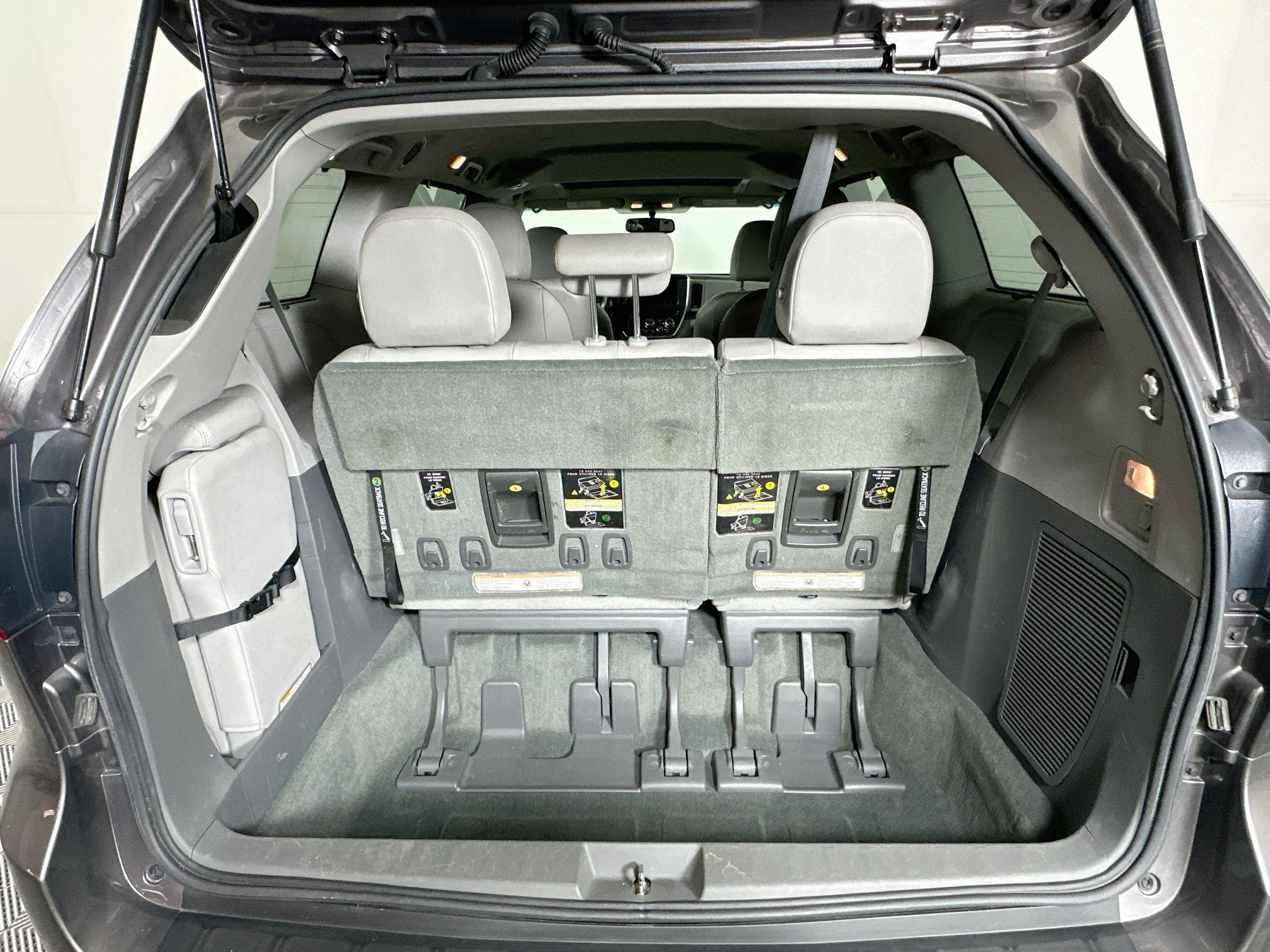 Used 2015 Toyota Sienna XLE w/ XLE Navigation Package FWD image 32