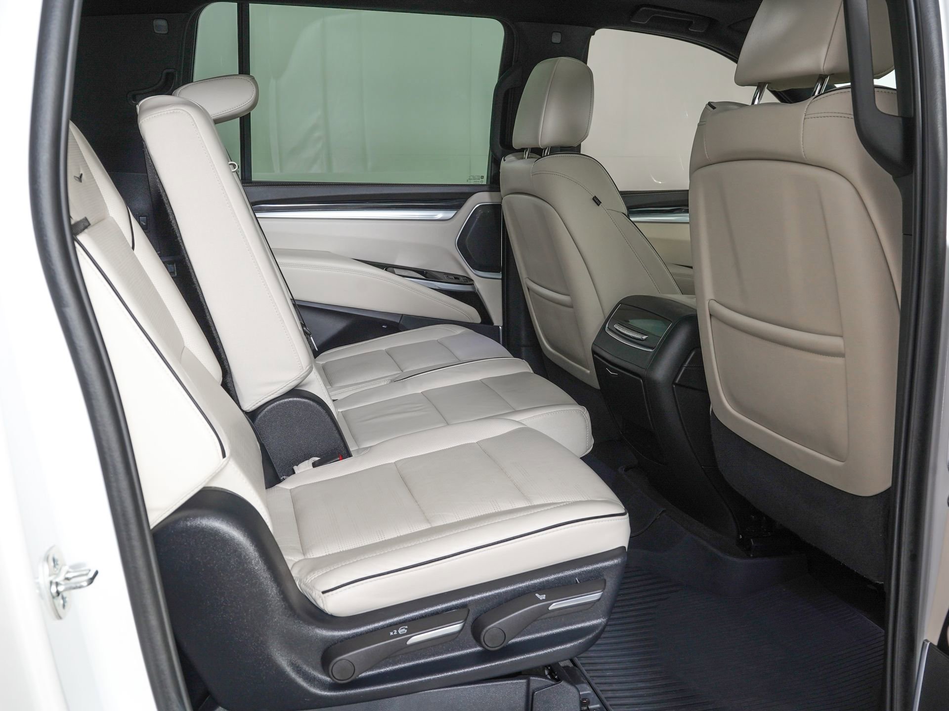 Used 2025 Cadillac Escalade ESV Sport w/ LPO, ONYX Package AWD/4WD image 10