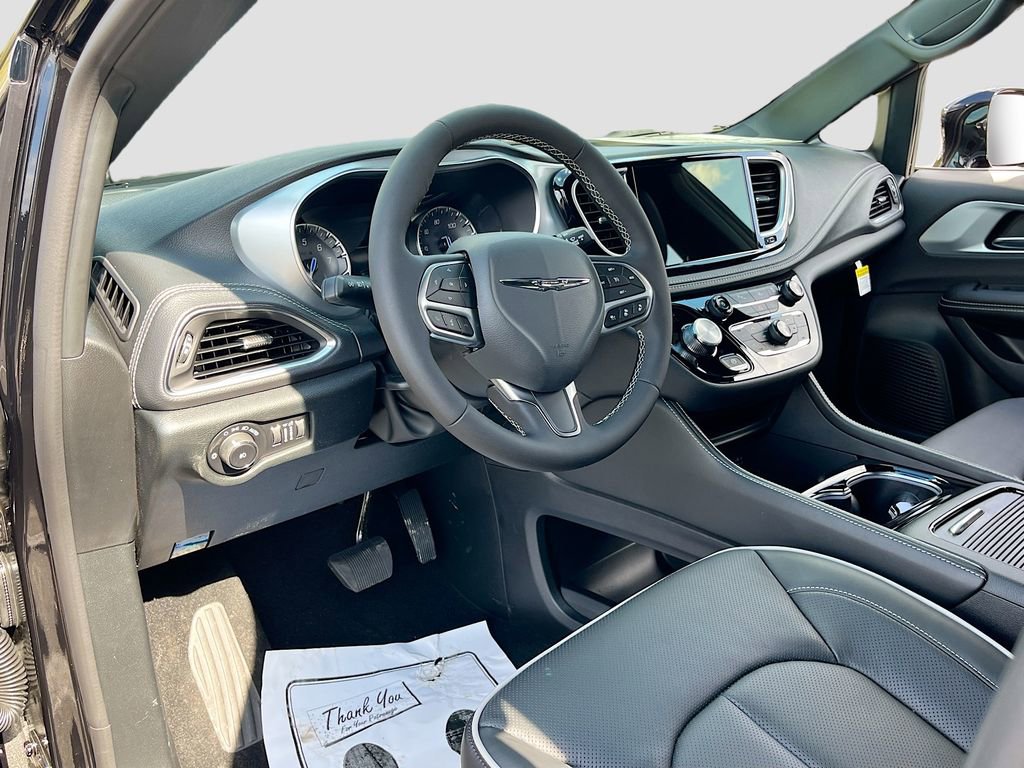 New 2026 Chrysler Pacifica Limited FWD image 9