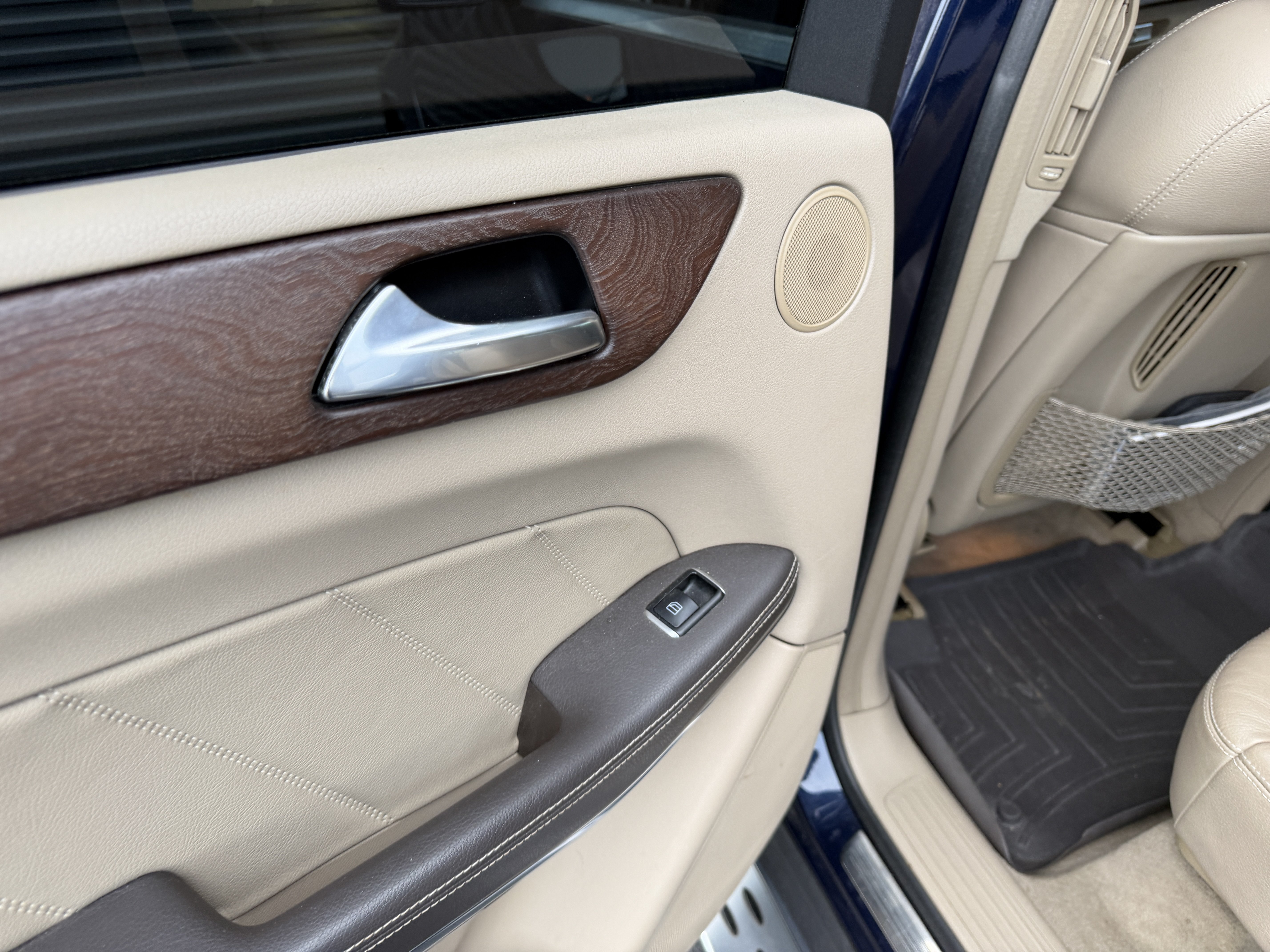 Used 2015 Mercedes-Benz GL 550 4MATIC image 24