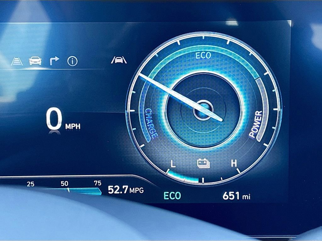 Used 2025 Hyundai Elantra Limited image 12